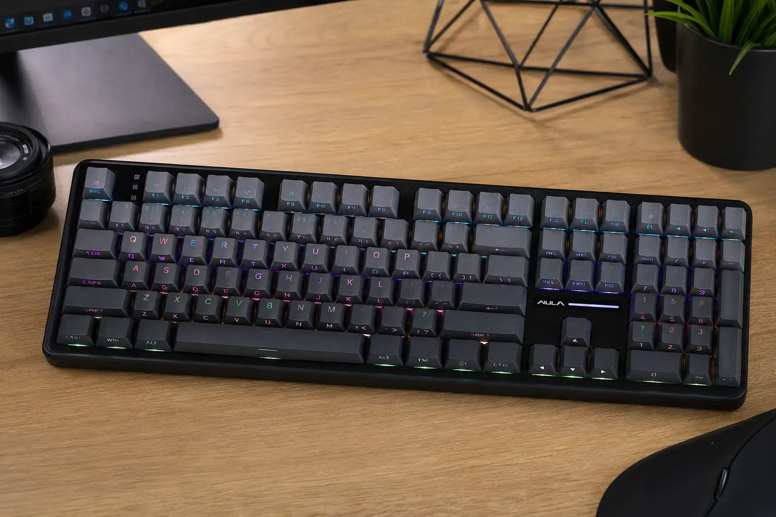Clavier mécanique AULA F108 pleine taille avec finition dégradée noire et rétroéclairage RGB sur un bureau
